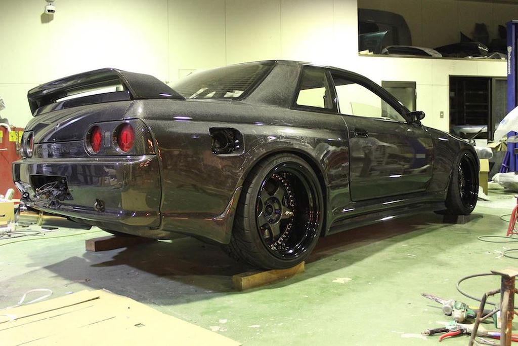 NISSAN GT-R R32 HÓA SIÊU XE VỚI BẢN ĐỘ FULL CARBON